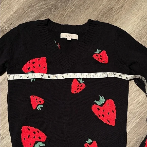 LOFT V-Neck knitted Sweater Navy blue with Red Strawberry Pattern - Picture 4 of 6